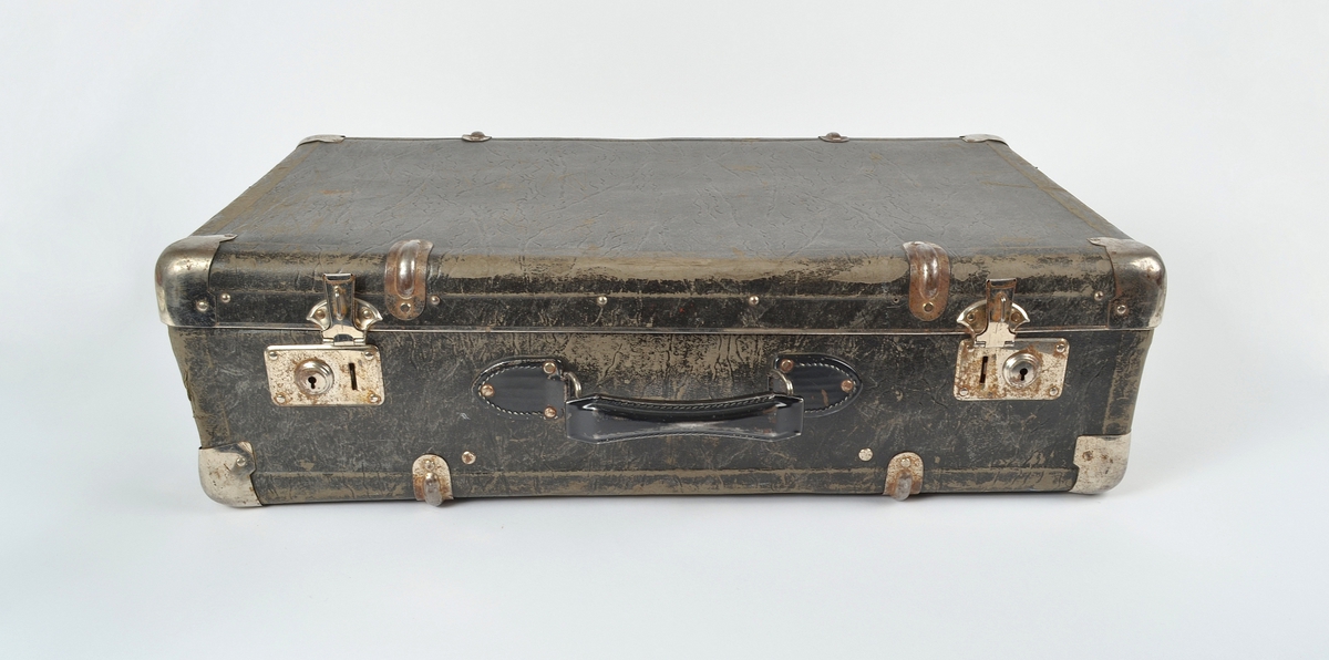 Funksjon/type: Oppbevaring av jordmor/lege-utstyr under reiser. Som en ekstra sikkerhet, er kofferten utstyrt med en lærreim som festes rundt kofferten.
