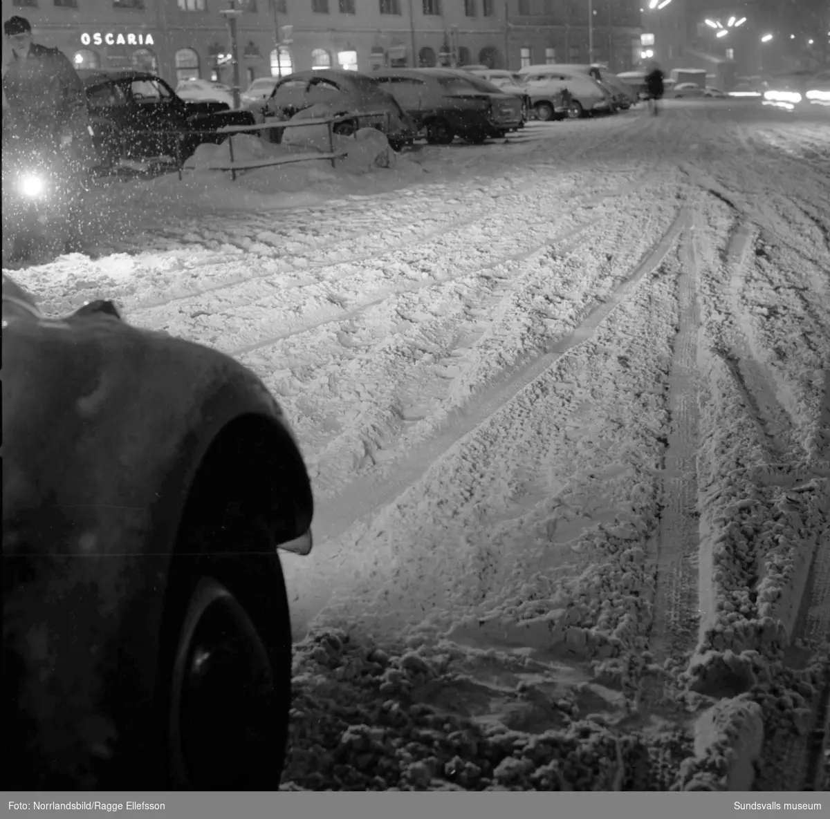 Gatorna i Sundsvall är moddiga och svårframkomliga efter saltning.