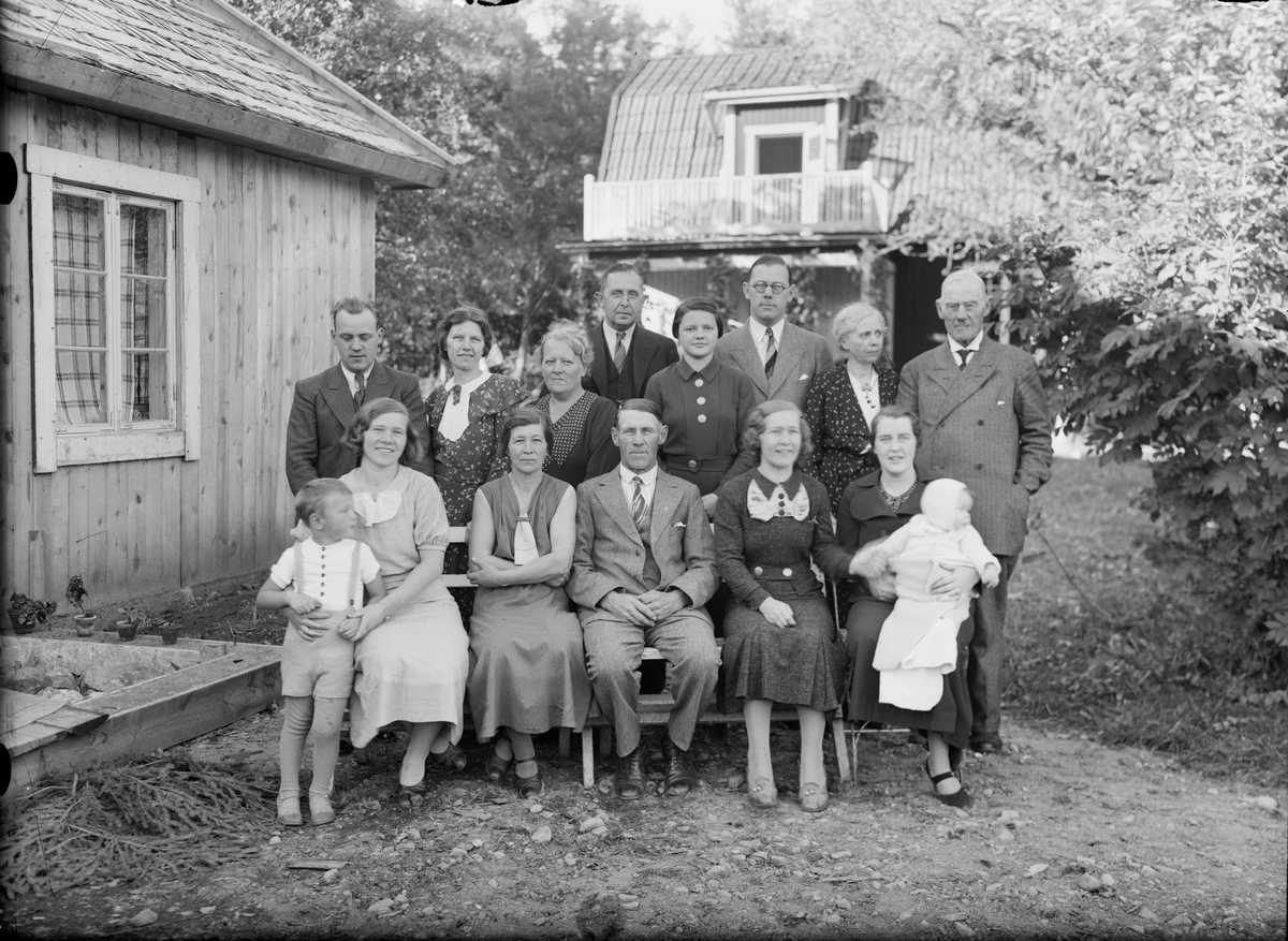 Släktgrupp, sannolikt i Uppsala, 1937 - i raden längst bak står blivande landsantikvarien Nils Sundquist