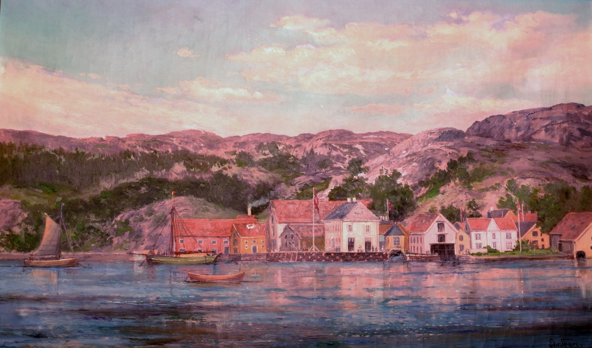 Maleriet viser en liten havn med bakenforliggende trehus og berg.