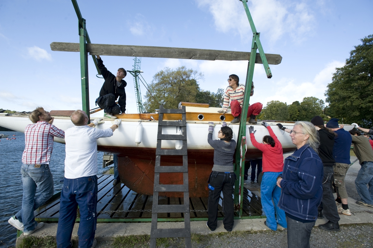 Båtupptagning på gammalt traditionellt vis, med handkraft, på Årstavikens SS vid Eriksdalsbadet 26 september 2009