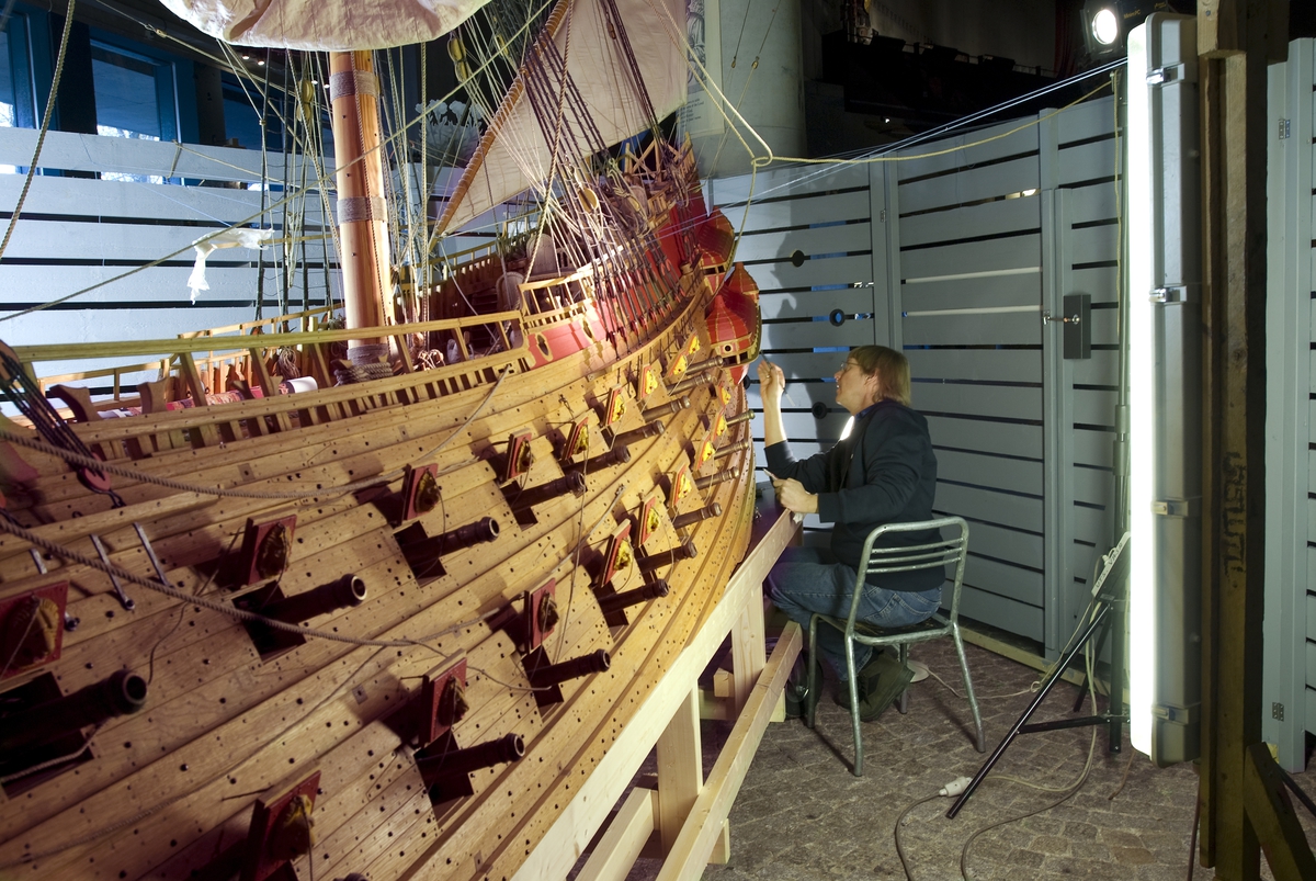 Vasa-modellen i skala 1:10 målas. Modellbyggare Jan Claesson i arbete ...