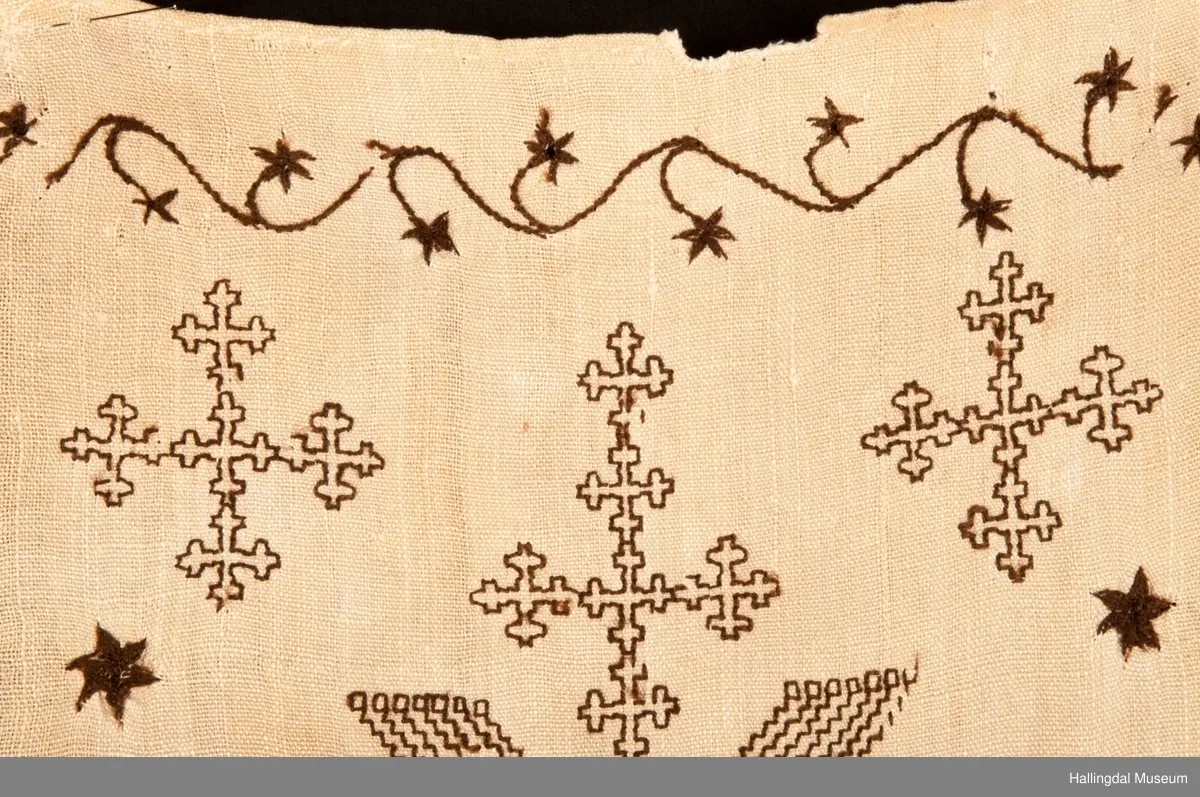 Antar at det er brukt til å pynte rundt vinduer, skap og åkler til jul før juletreet ble tradisjon.  Beskrevet som sendingplagg og kurvplagg.