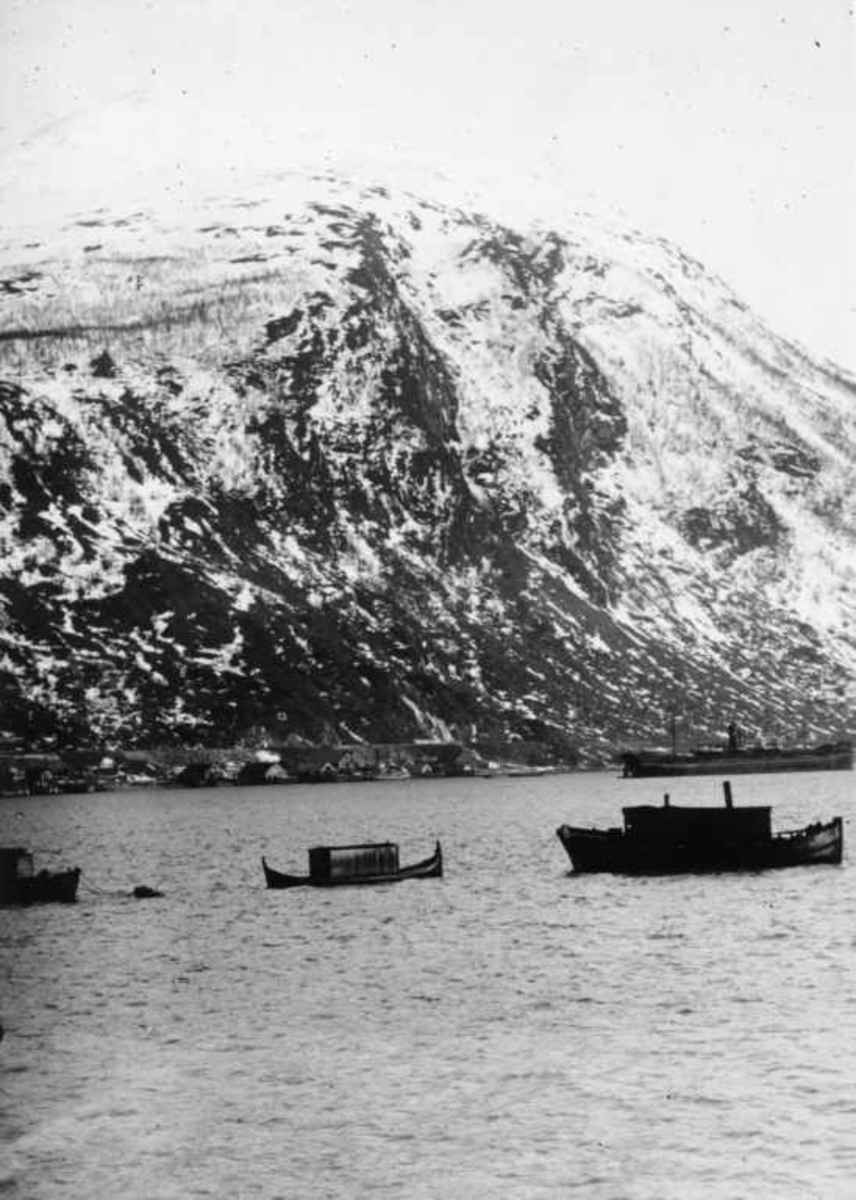 Havna mot Kleiva ved foten av Fagernesfjellet. Nordlandsbåt med hus(lossement) mulig dykkerbåt, pram