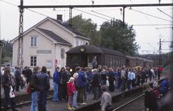 Spikkestad stasjon. Reisende venter på ekstratog for Norsk J