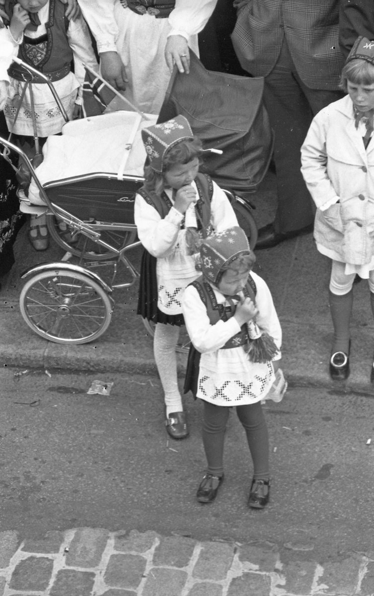 17. mai - 1971.   Del 7 av 7.  Dagens taler. Folkeliv, korps, barne-, folke- og russe-tog. Kransenedleggelse.