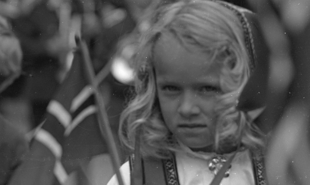 17. mai - 1971.   Del 7 av 7.  Dagens taler. Folkeliv, korps, barne-, folke- og russe-tog. Kransenedleggelse.