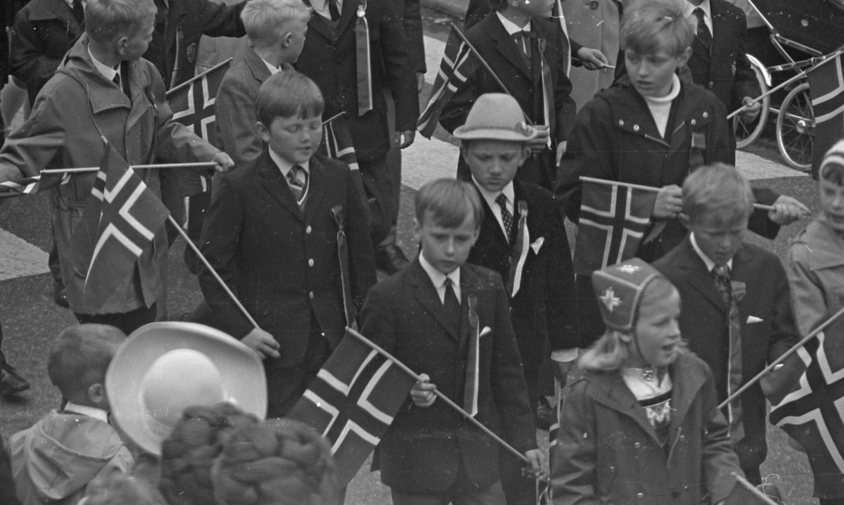 17. mai - 1971.   Del 7 av 7.  Dagens taler. Folkeliv, korps, barne-, folke- og russe-tog. Kransenedleggelse.