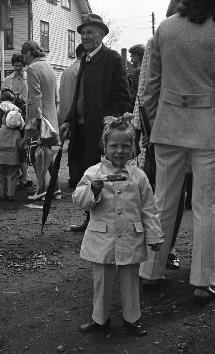 17. mai - 1971.  Del 3 av 7. Kransenedleggelse. Barne-tog og andre aktiviteter.