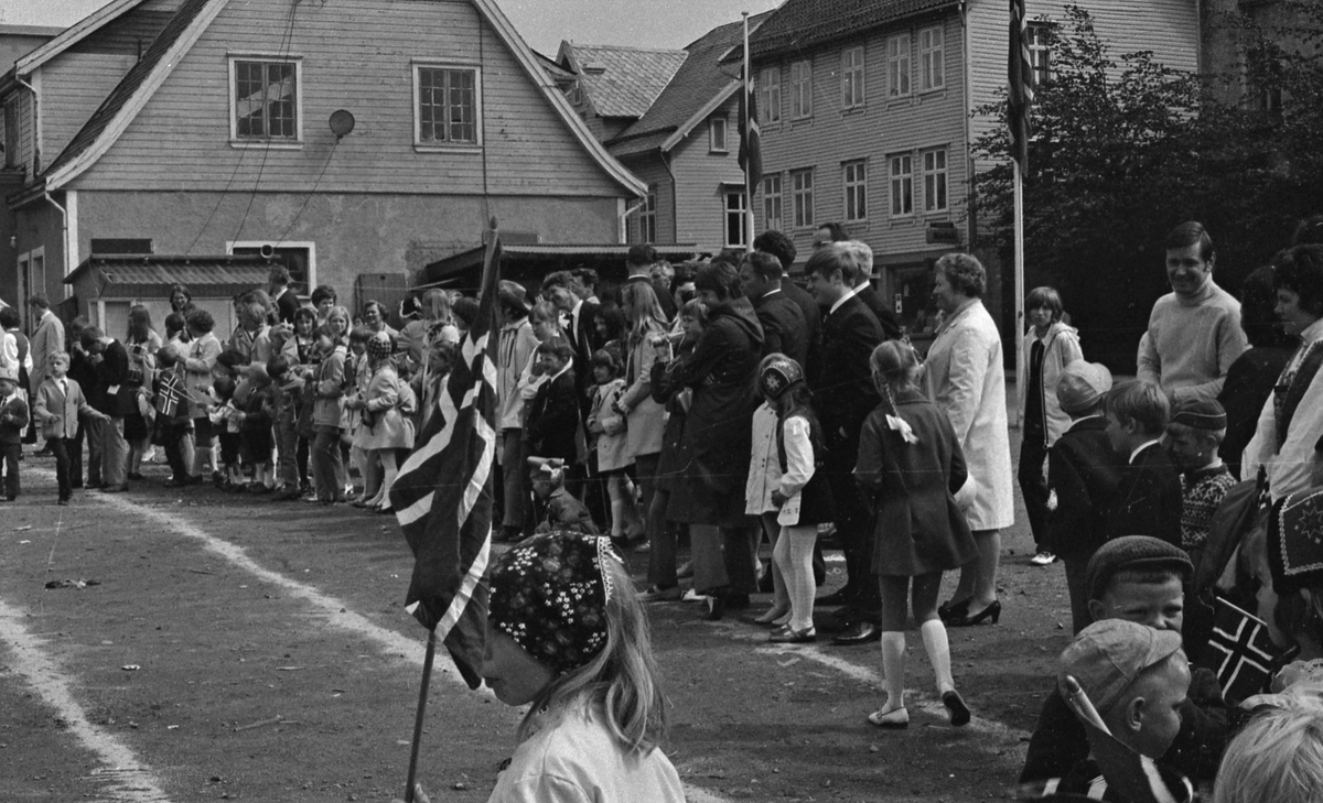 17. mai - 1971.  Del 3 av 7. Kransenedleggelse. Barne-tog og andre aktiviteter.
