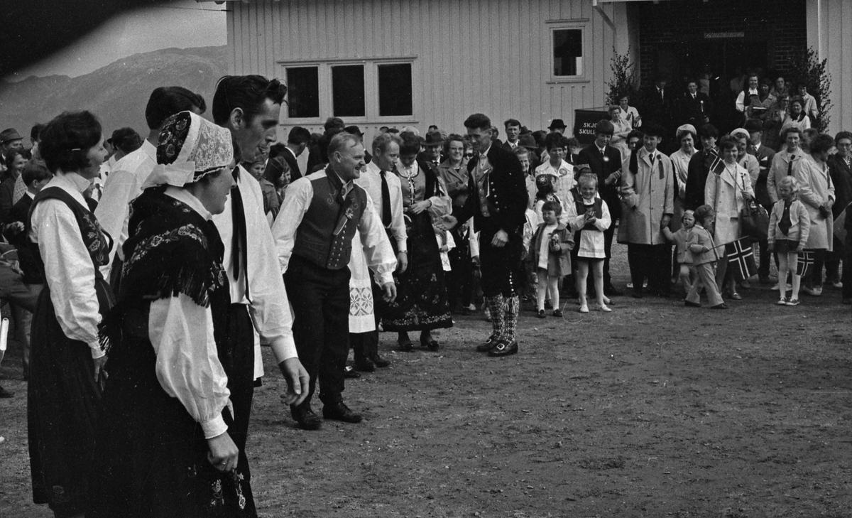 17. mai - 1971.  Del 3 av 7. Kransenedleggelse. Barne-tog og andre aktiviteter.