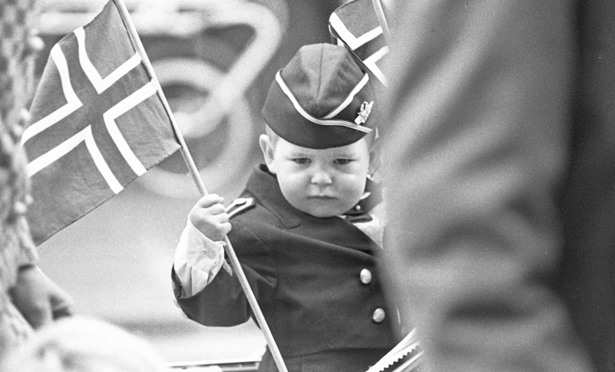 17. mai - 1970. Del 2 av 4. Kransenedlegging, roing, barne- og folke-tog.