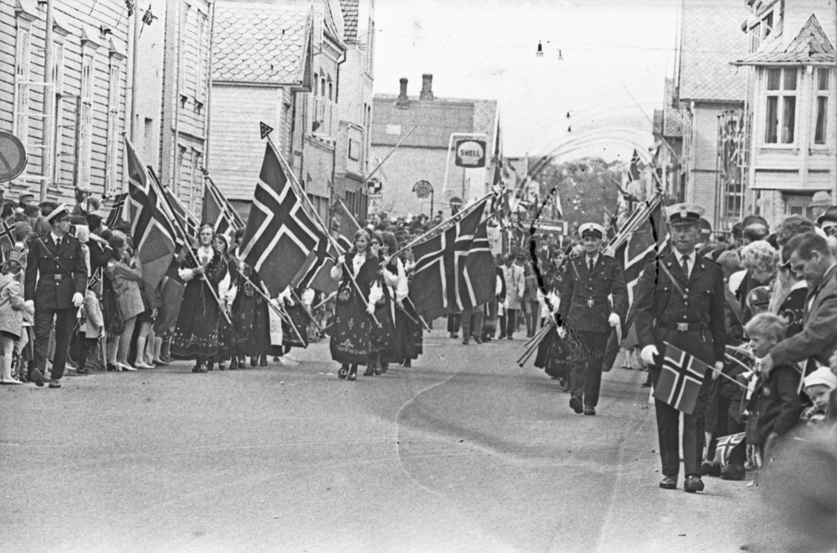 17. mai - 1970. Del 2 av 4. Kransenedlegging, roing, barne- og folke-tog.