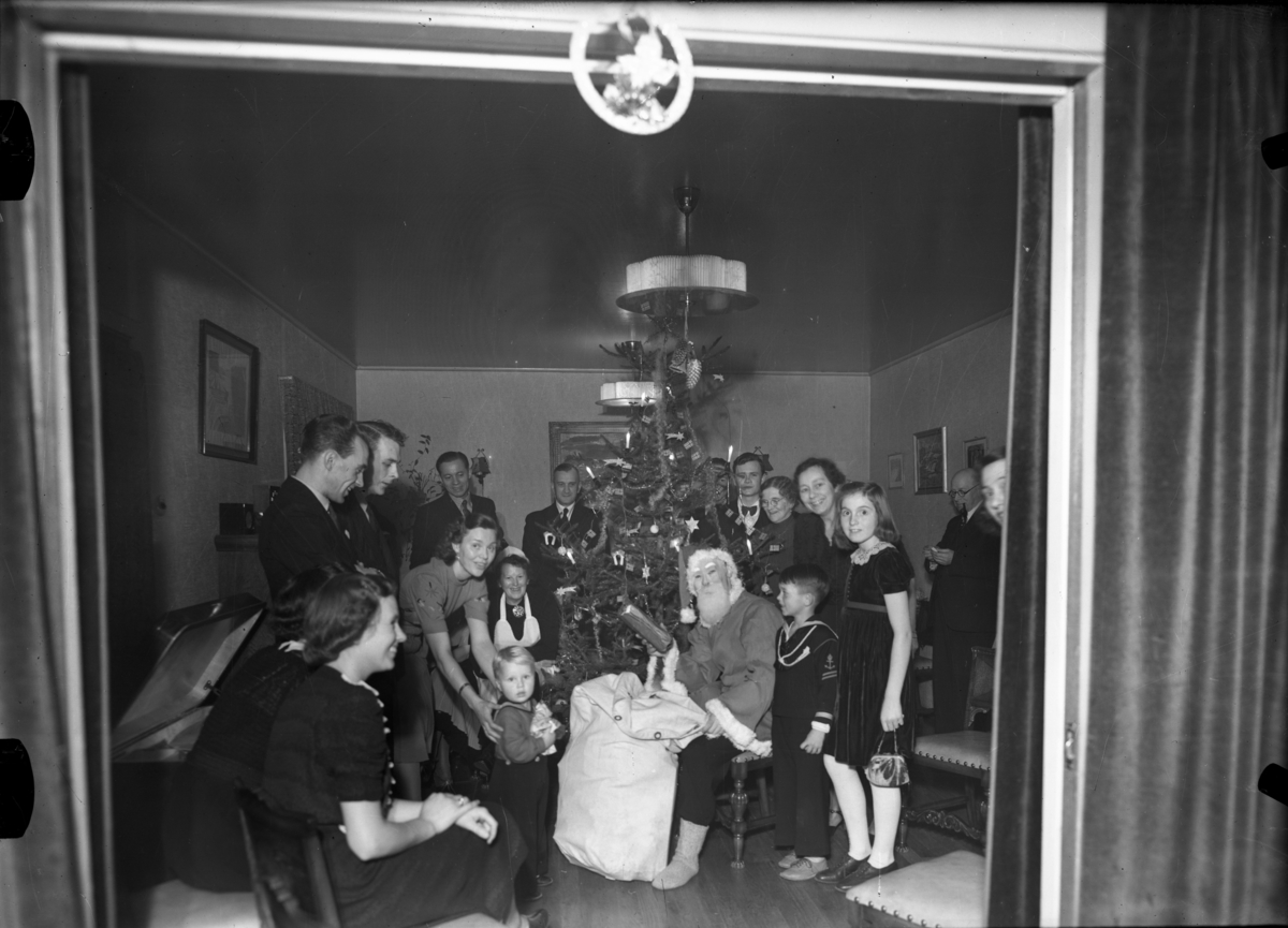 Familie som har juleselskap fotografert