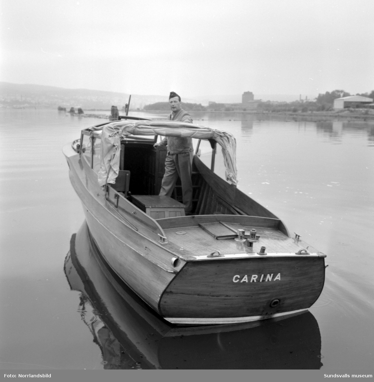 Curt Erikssons motorbåt Carina.