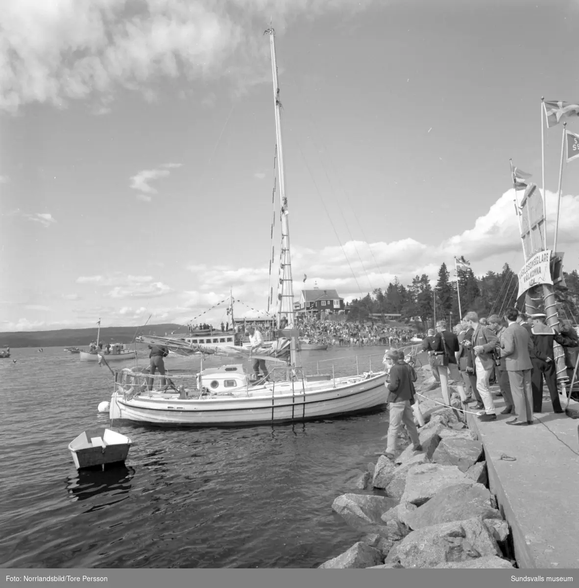 Efter tre års världsomsegling anländer båten Lunkentuss till Vindhem på Alnö med sin besättning Gunnar Dahlgren och Dag Ekholm.