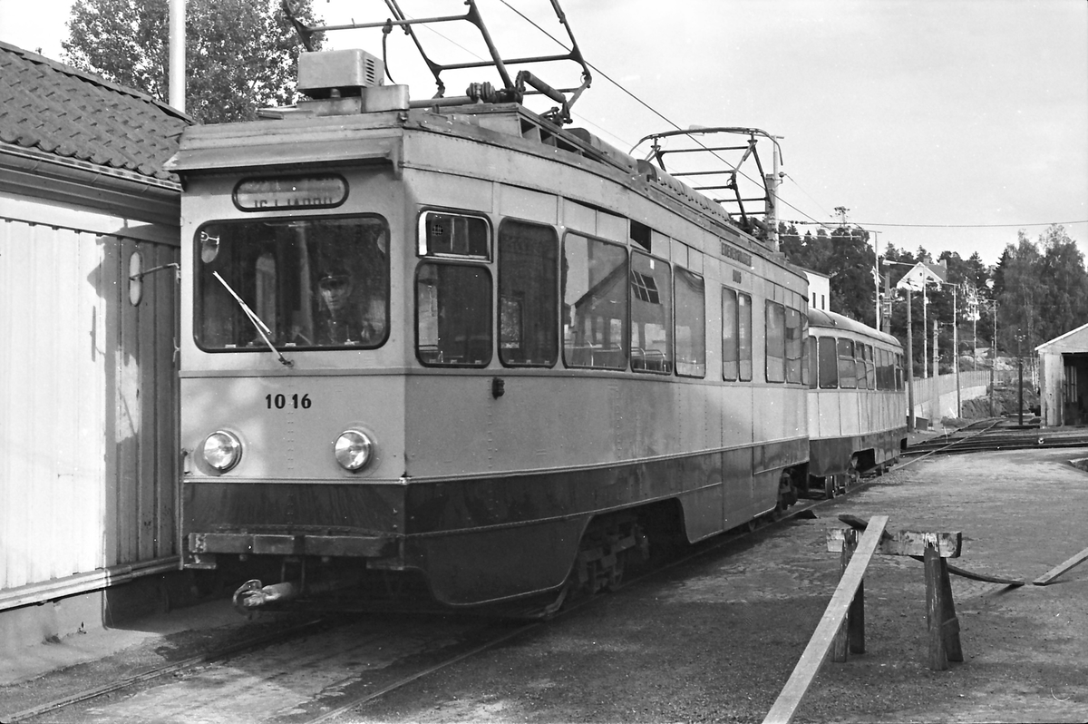 Ekebergbanen, Oslo Sporveier. Utkjøring av vogner fra vognhall. Vogn 1016.