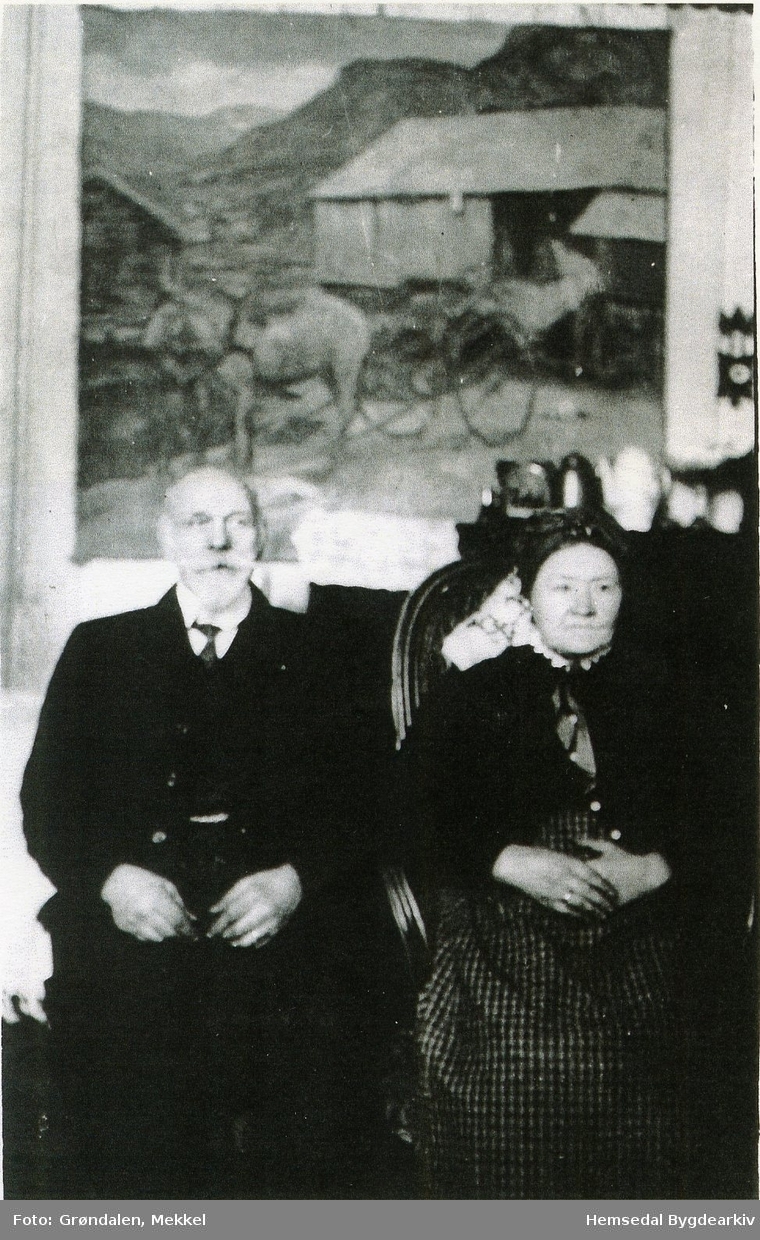 Ola Fausko (1842-1920)  og Margit Fausko (1845-1919). 
Måleri av Severin Grande på veggen bak). 
Biletet er teke før 1919. Kan vera i 1914 då Mekkel Grøndalen var heim att frå USA.