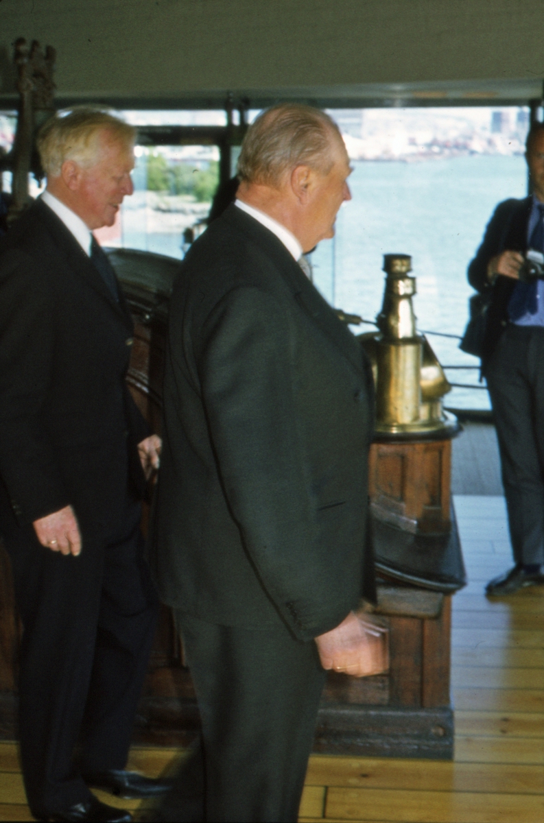 H.M. Kong Olav V på 'Lingard'-dekket. - Åpningen av Norsk Sjøfartsmuseum på Bygdøynes.