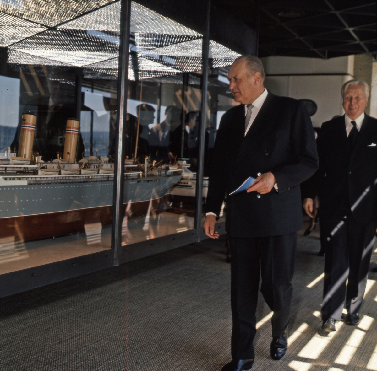 H.M. Kong Olav V inspiserer utstillingen. - Åpningen av Norsk Sjøfartsmuseum på Bygdøynes.