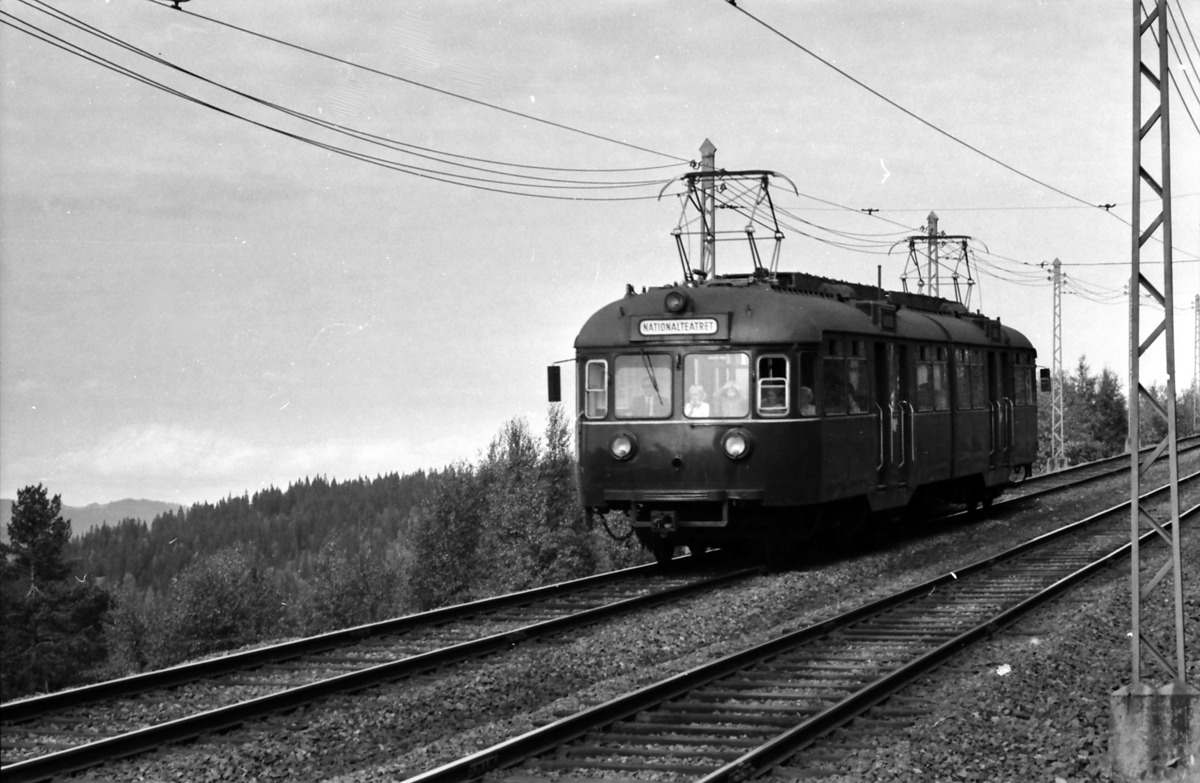A/S Holmenkolbanen. Vogn 502, type 1946. Tryvannsbanen ved Skogen.