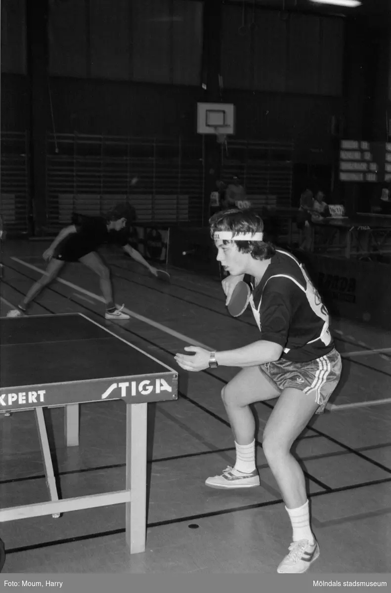 Lindome GIF anordnar bordtennisturneringen "Nyårsloopen" i Almåshallen i Lindome, år 1985.

För mer information om bilden se under tilläggsinformation.