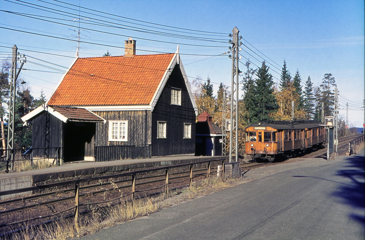 A/S Holmenkolbanen. Tryvannsbanen. Skogen stasjon. Vogn 612 og 611, type 1951.