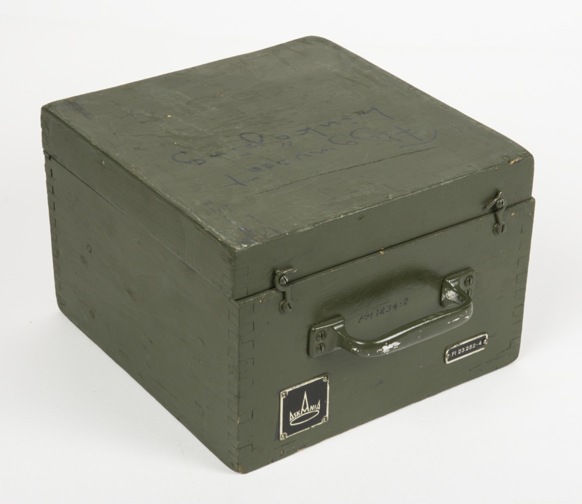 Askania devieringsinstrumentet för kompasser. Förvaras i en grön trälåda. I locket finns en fastklistrad innehållsförteckning och bruksanvisning på tyska. Lådan är försedd med ett bärhandtag. I lådan ligger även fastsättningsanordning.