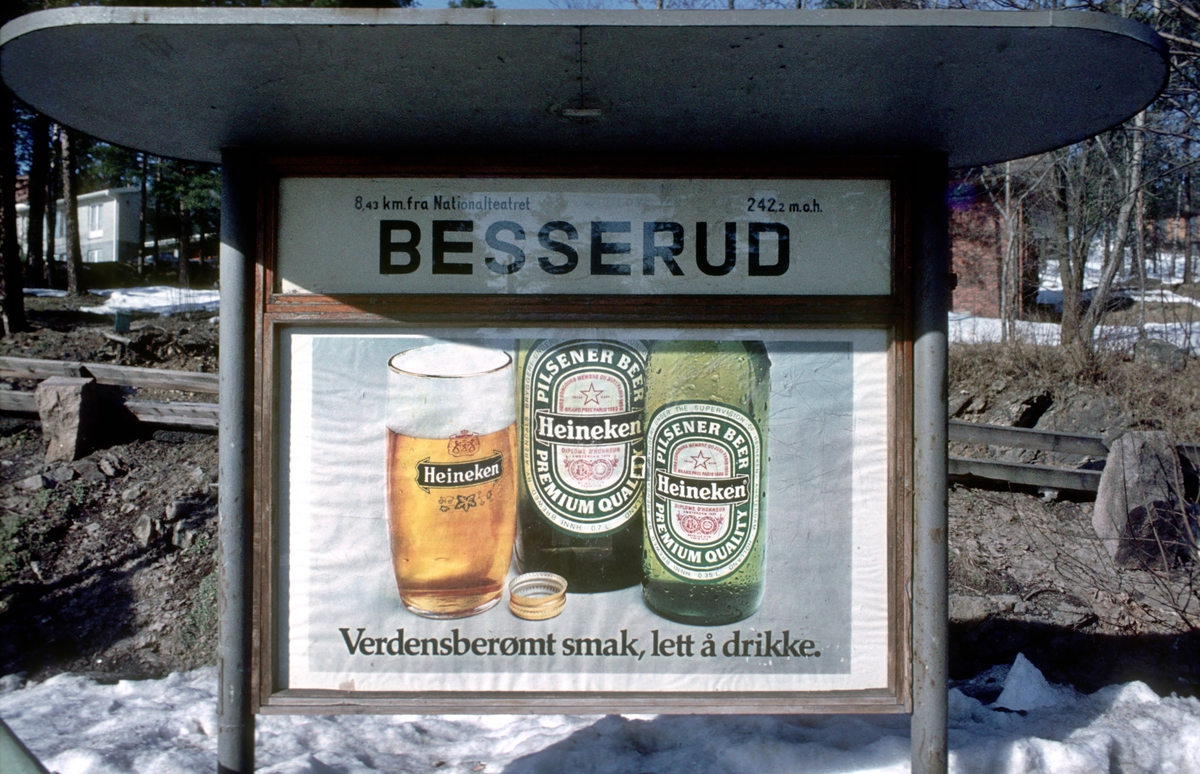 A/S Holmenkolbanen. Holmenkollbanen. Reklame for Heineken pilsener øl på Besserud stasjon. Alkoholreklame.