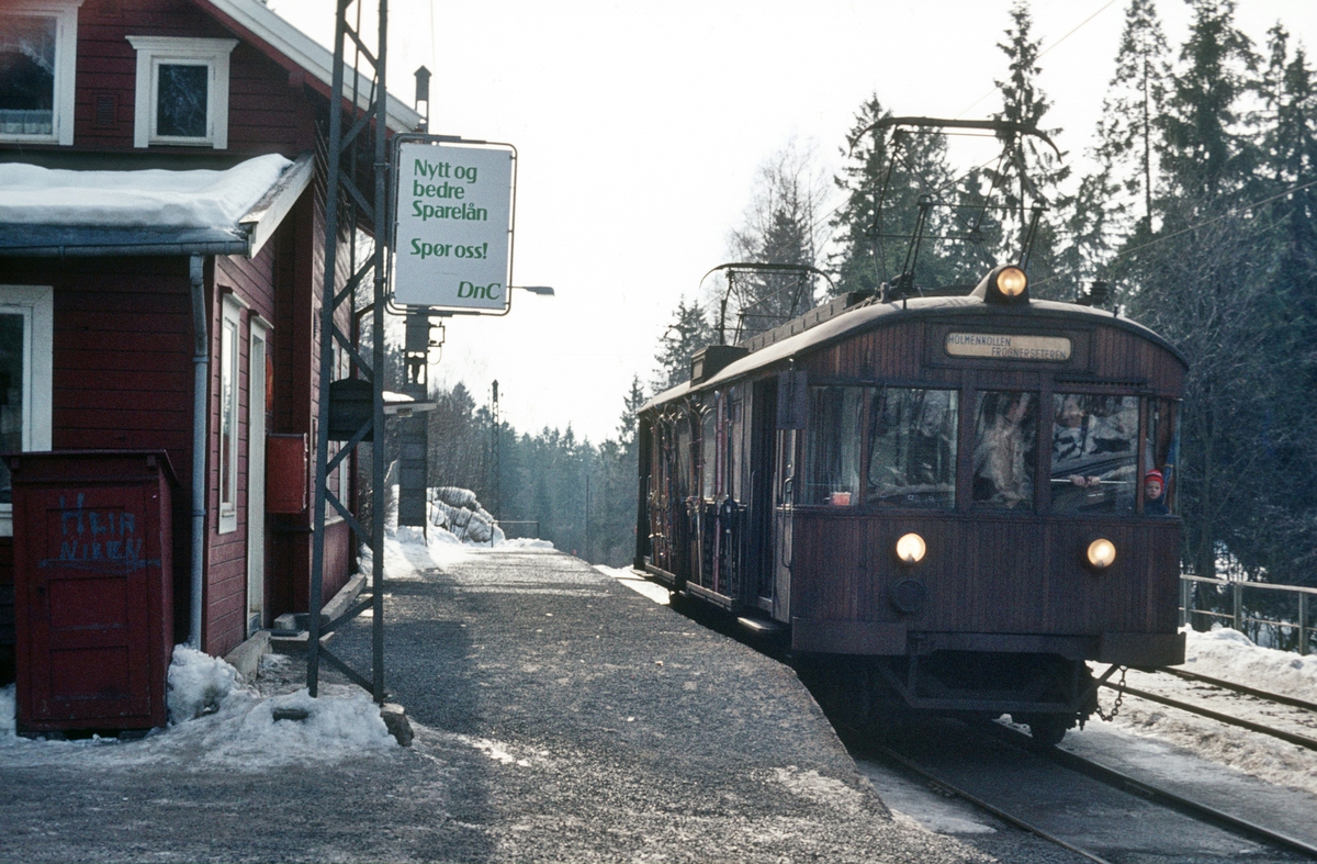 A/S Holmenkolbanen. Holmenkollbanen. Vettakollen stasjon. Vogn 605, type 1951 (Skabo, NEBB).