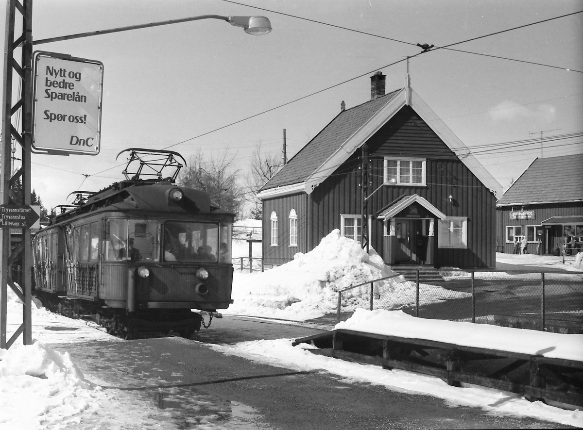A/S Holmenkolbanen. Tryvannsbanen. Voksenkollen stasjon. Vogn 111 og 112, type 1935 (Skabo, Siemens Schuckert).