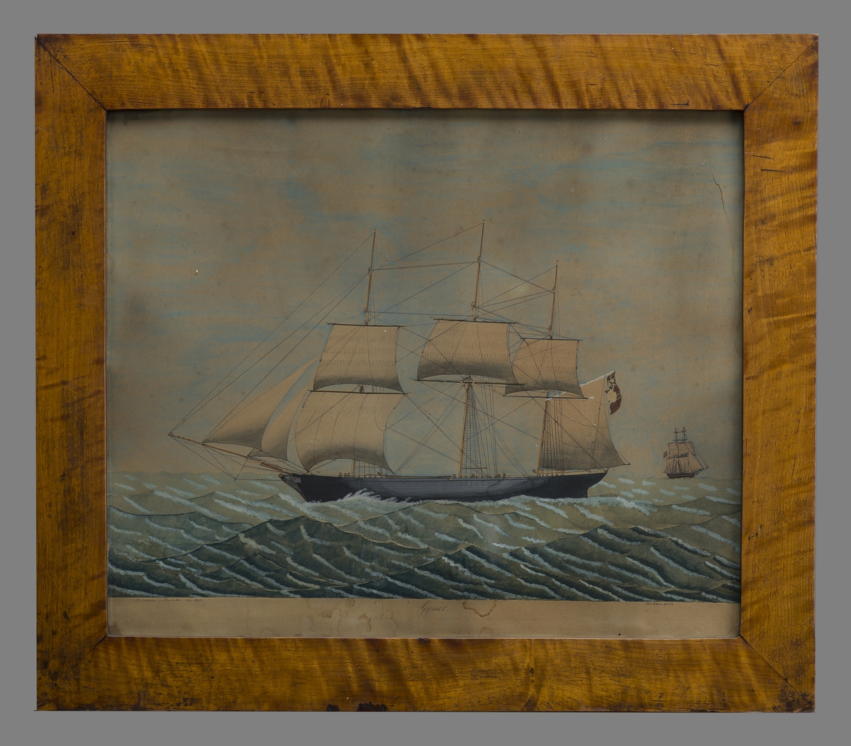 Horisontalt rektangulært maleri i glass og treramme. Motivet er malt og tegnet på papp. Motivet er av et skip på åpen sjø. Et skip i bakgrunnen.