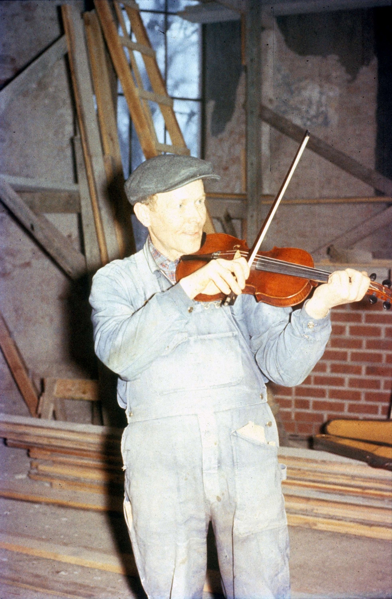 Spelmannen Ivar Tallroth i Danmarks kyrka, Uppland 1958