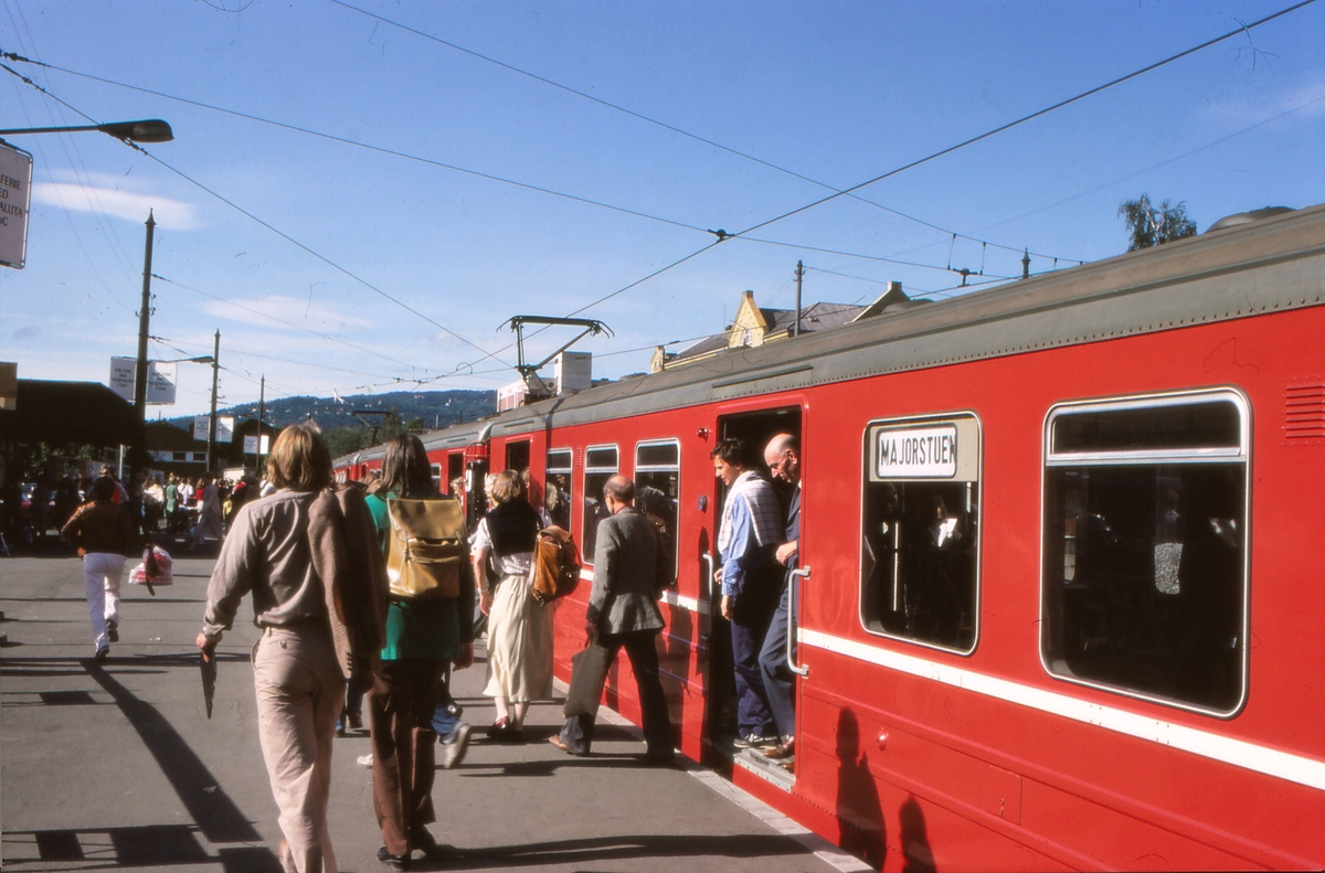 Oslo Sporveier. Majorstuen stasjon. Vogner type T5. T-banevogner for vestlige forstadsbaner. På grunn av sporarbeider på Undergrunnsbanen gikk et togsett i pendeltrafikk mellom Nationalteatret og Majorstuen. Alle vestlige linjer snudde på Majorstuen.