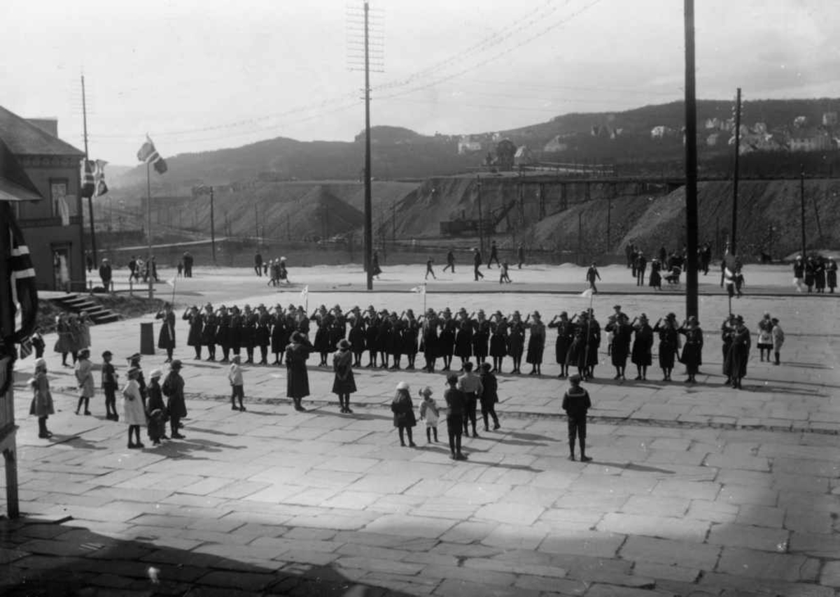 Narvik 1 "speider piketropp av KFUK. Parade 17. mai 1922 på Narvik torv.