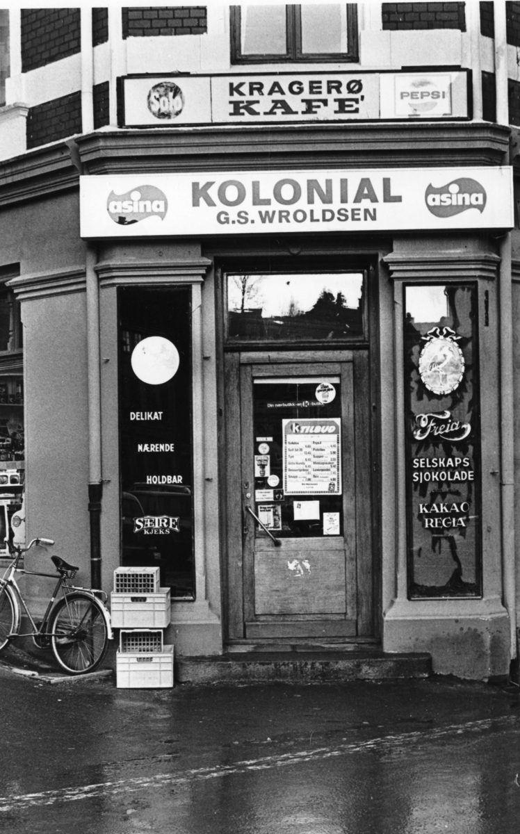 G.S.Wroldsen Kolonial ved torvet. Kragerø kafe i annen etasje. 1983.