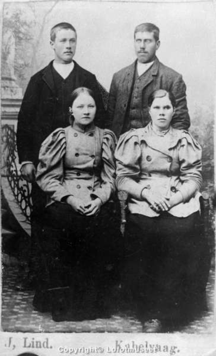 1880-90. Atelierbilde fire unge kvinner og menn.