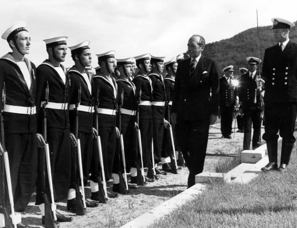 Britisk ambassadør på kirkegården i Narvik. Marinesoldater.