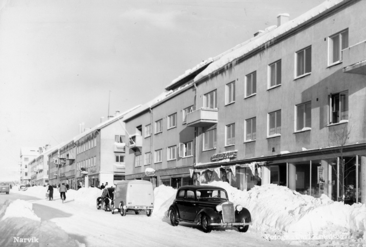 Kongens gate. Snø. Brøytekanter. Biler.