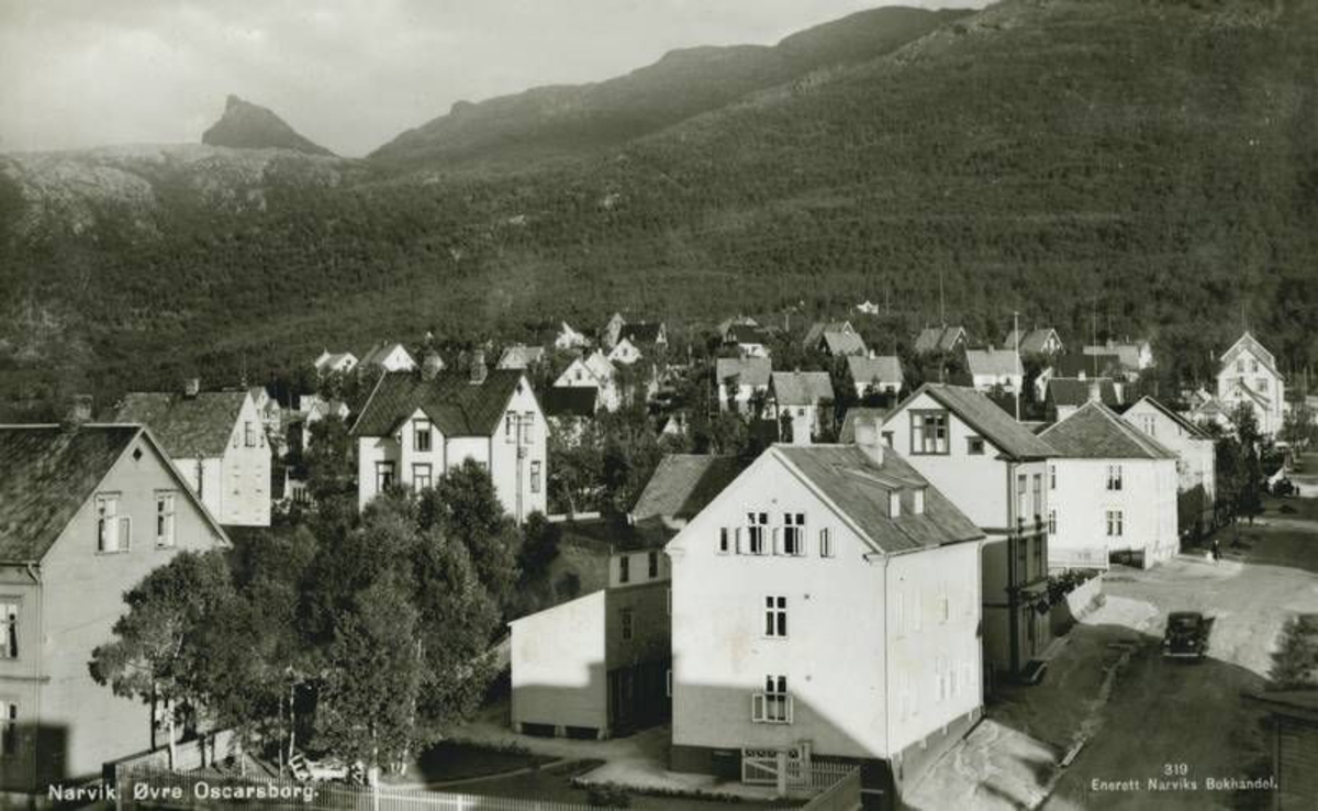 Krysset Dronningens gate og Tøttveien. til v. Nilsen-gården (Dronningens gate 78) og Narvik Husmorskole (Dronningens gate 76). Oscarsborg