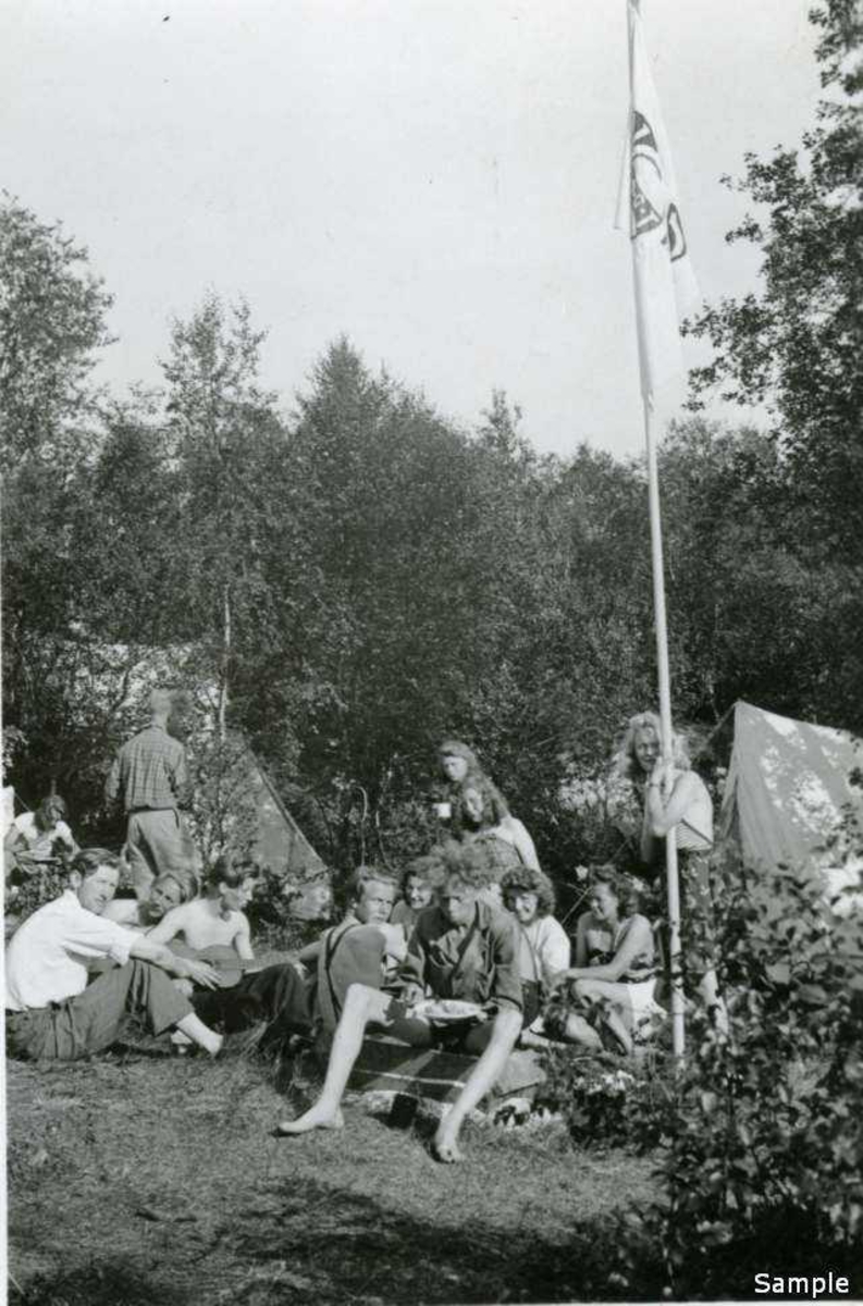NGU-ere fra Narvik på leir i Harstad 1943. (-44?)
"Mathesten" er Ivar Iversen.