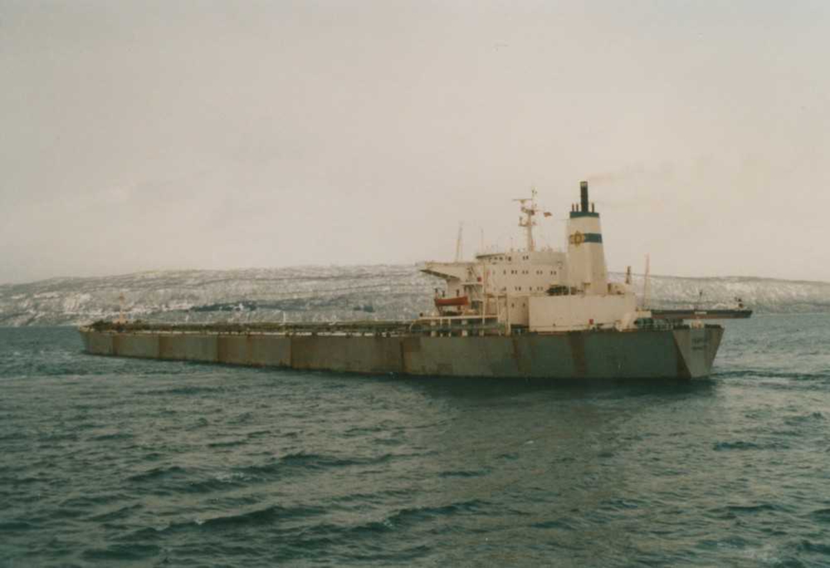 LKAB. Ombord på slepebåten "Rallaren" i oppdrag på Narvik med å dra ut malmskipet "Ikaria" fra kai 5. Slepet er fjernet, og malmskipet på vei ut Ofotfjorden.