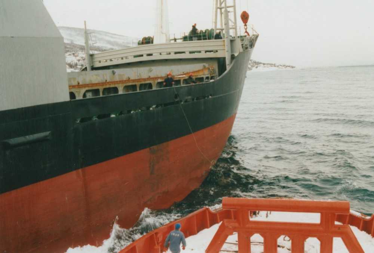 LKAB. Ombord på slepebåten "Rallaren" i oppdrag på Narvik havn med å dra inn malmskipet "Wavenes" til kai 5. Lina er kastet fra malmskipet til slepebåten.