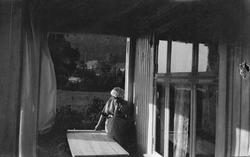 Aagot Olausssen ser utover tunet.