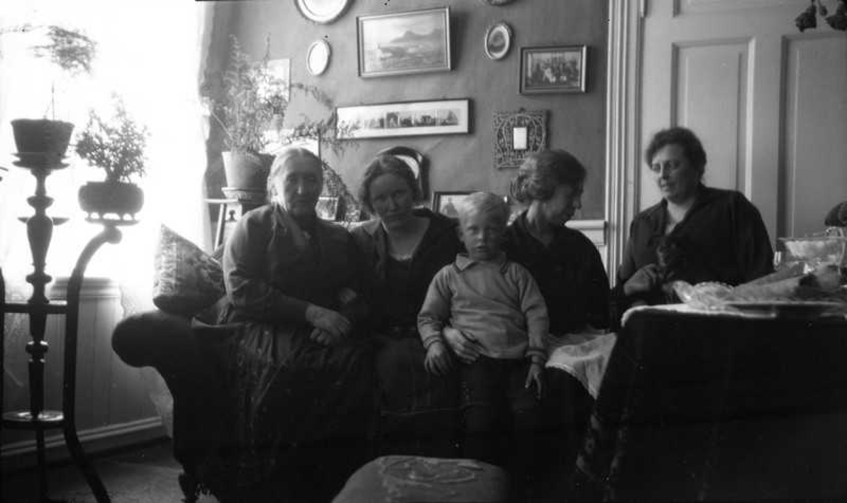 Fire damer og en gutt i stuen på Korsnes. Marie til venstre. Fra høyre Aagot Olausssen og Borghild Norman (Boya).