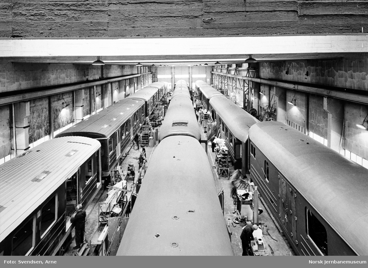Produksjonshallen på Strømmens Værksted med tunnelbanevogner til Oslo og personvogner til NSB