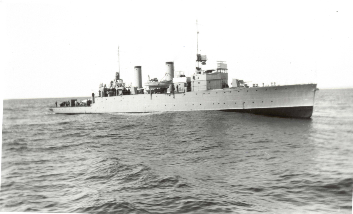 Motiv: Mineleggeren Frøya underveis i åpen sjø (bilde 1), torpedobåten Snøgg Indre havn KJV (bilde 2 og 3)