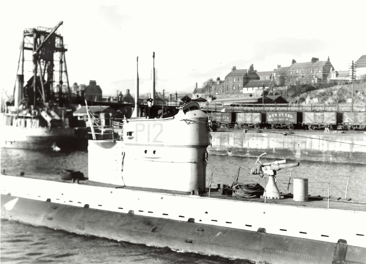 Motiv: Undervannsbåten "B1" i Burntisland 1944. Stander P 12 Midtskips.I tårnet utskr. Løytnant O. S Bristol