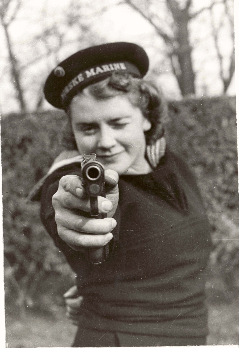 Motiv: Marinens Kvinnekorps 1942-1945.MKK Gudrun Stålberg Landgraff. Sikteøvelser,1942.
