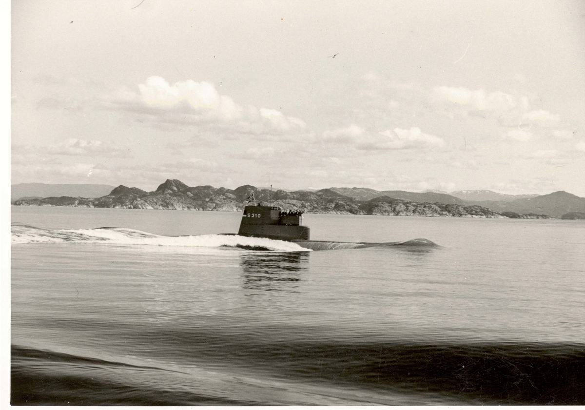Motiv: Undervannsbåten KNM Kobben (S310) (Ex U 3) Under gange ,styrbord bredside